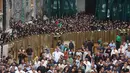 Ribuan umat Syiah Irak menyaksikan peti jenazah yang menyimbolkan Musa al-Kadhim saat memperingati wafatnya Imam Musa al-Kadhim di Kadhimiya, distrik utara Baghdad, Irak (23/4). (AFP/Sabar Arar)