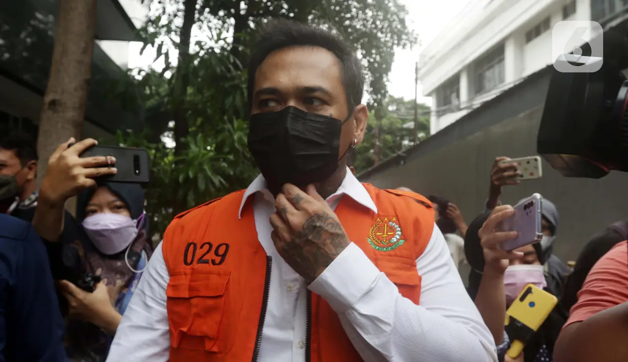 Musisi I Gede Ari Aryastina alias Jerinx bersiap menjalani sidang kasus dugaan pengancaman di Pengadilan Negeri Jakarta Pusat, Rabu (12/1/2022). Sidang beragendakan mendengar keterangan saksi. Saksi yang dihadirkan adalah Adam Deni dan Elsya Rosana. (Liputan6.com/Helmi Fithriansyah)