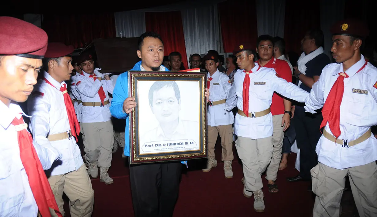Jenazah Ketua Umum Partai Gerindra, Suhardi, disemayamkan di kantor DPP Partai Gerindra, Jumat dini hari, (29/8/2014). (Liputan6.com/Helmi Fithriansyah)