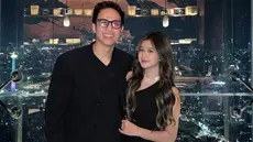 Brisia Jodie akhirnya memamerkan pacar barunya di media sosial. Tampil dengan busana senada, penyanyi jebolan Indonesian Idol ini tampak menggandeng mesra sang pacar. (Liputan6.com/IG/@brisiajodie96)