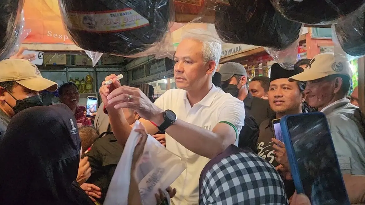 Ganjar Pranowo mengunjungi Pasar Induk Kajen, Kabupaten Pekalongan, Jawa Tengah, Selasa (16/1/2024).
