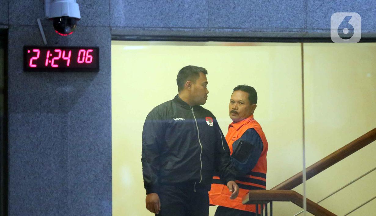 Penetapan status tersangka sekaligus melakukan penahanan Wali Kota Madiun, Maidi terkait kasus dugaan fee proyek dan pemerasan dana Corporate Social Responsibility (CSR) atau tanggung jawab sosial perusahaan di lingkungan kota Madiun. Tampak dalam foto, Wali Kota Madiun, Maidi (kanan) dijaga petugas saat menuju mobil tahanan usai pemeriksaan intensif di Gedung Merah Putih Komisi Pemberantasan Korupsi (KPK0, Jakarta, Selasa (20/1/2026). (Liputan6.com/Helmi Fithriansyah)