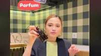 Apa Parfum Syifa Hadju yang Harganya Selangit dan Wanginya Bikin Sarah Sechan Serasa Belum Mandi.&nbsp; foto: TikTok @azarinecosmetic&nbsp;