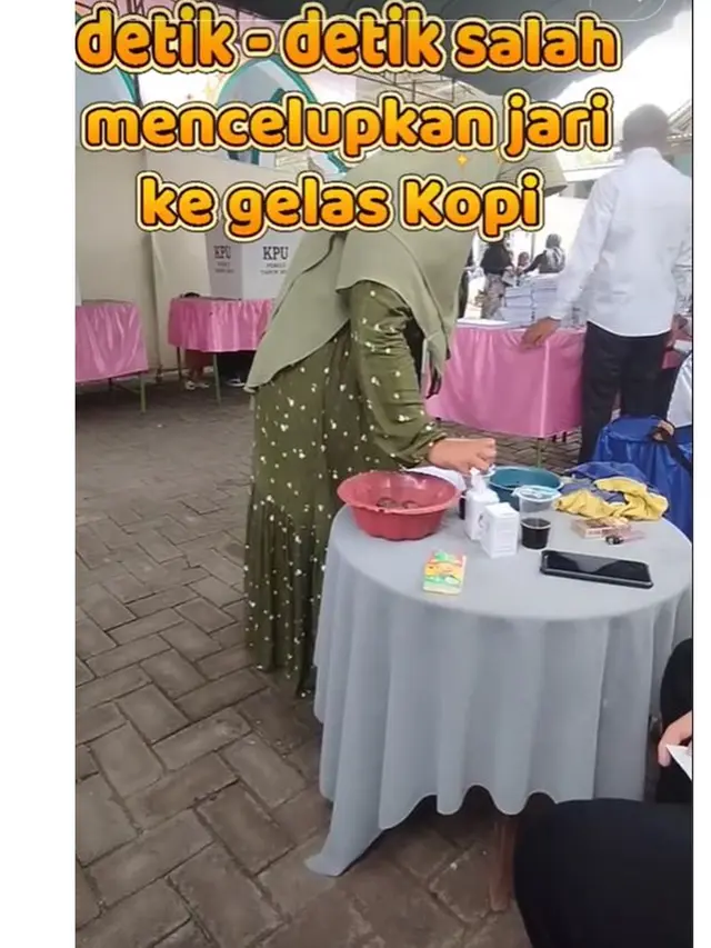 6 Potret Kocak Warga Datang Nyoblos ke TPS, Ada yang Pakai Kostum Superhero