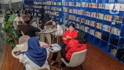 Sesuai dengan namanya, taman ini memudahkan pengunjung mengakses literasi melalui perpustakaan yang dilengkapi dengan pendingin ruangan. (Liputan6.com/Johan Tallo)