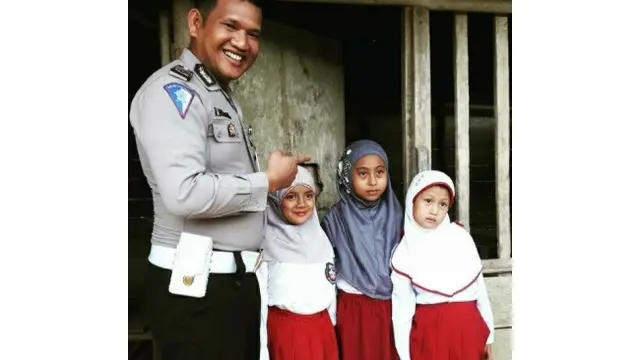 Personel Polda Riau Bripka Ralon Manurung yang membantu pembangunan SDN 010 Dusun Sialang Harapan, Kabupaten Kampar.