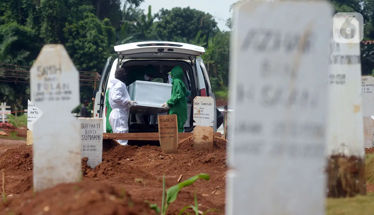 Petugas memakamkan jenazah dengan protokol COVID-19 di TPU Pondok Ranggon, Jakarta, Sabtu (7/11/2020). Pemakaman jenazah dengan protokol COVID-19 dalam sepekan mengalami penurunan, untuk hari ini ada sekitar 20 orang yang datang silih berganti (merdeka.com/Imam Buhori)
