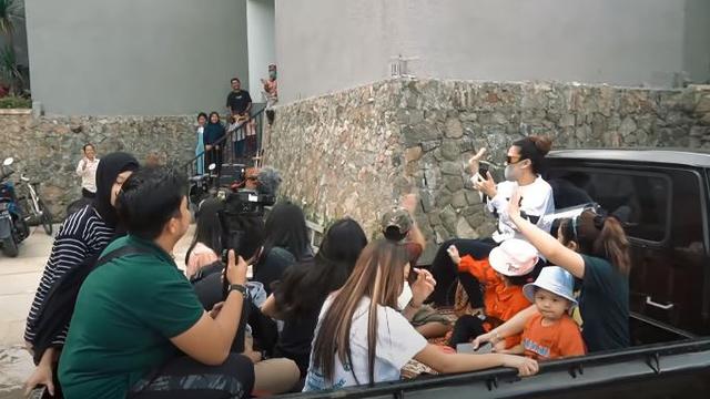 Rayakan Aurel Trending YouTube, Ini 6 Momen Liburan Keluarga Hermansyah Naik Pikap