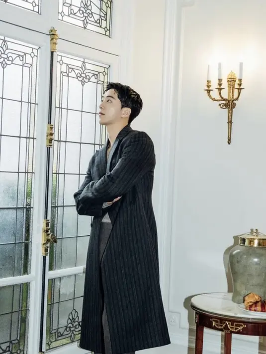 Ia tampil manly dengan mengenakan koleksi Dior Winter 2024-2025 collection berupa knit shirt dengan kerah rendah, wool pants, dan pinstriped coat. [@skawngur].