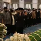 Suasana salat jenazah anak Ridwan Kamil, Emmeril Kahn Mumtadz atau Eril, di Gedung Pakuan, Bandung, Jawa Barat, Minggu (12/6/2022). (Youtube Humas Jabar)