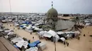 Umat Muslim Palestina berdoa pada salat Jumat terakhir di bulan suci Ramadan 1447 Hijriah, di luar Masjid Al-Talbani, yang dihancurkan oleh militer Israel di Khan Yunis, Jalur Gaza selatan pada Jumat 13 Maret 2026. (Bashar Taleb/AFP)