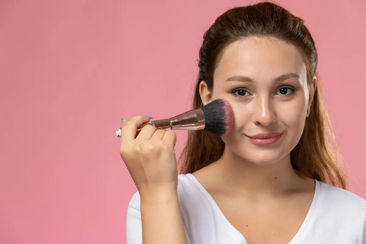 5 Teknik Aplikasi Powder Blush yang Benar agar Wajah Tampak Segar Alami