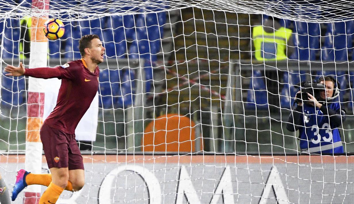 Pemain AS Roma, Edin Dzeko merayakan golnya ke gawang Fiorentina pada lanjutan Serie A Italia di  Olimpico stadium, Roma, (7/2/2017). AS Roma menang 4-0. (EPA/Maurizio Brambatti)