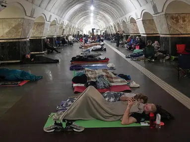 Orang-orang beristirahat di sebuah stasiun kereta bawah tanah, yang digunakan sebagai tempat perlindungan bom, selama serangan Rusia di Kyiv, Ukraina, Kamis dini hari, 10 Juli 2025. (AP Photo/Efrem Lukatsky)