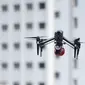 Sebuah drone terlihat saat pemberlakuan lockdown di Chennai, India, Sabtu (4/4/2020). Polisi India mengerahkan drone untuk memantau kegiatan warga dan menyebarkan pengumuman kesadaran selama lockdown nasional untuk mencegah penyebaran virus corona COVID-19. (Arun SANKAR/AFP)