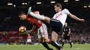 Aksi pemain Tottenham Hotspur, Jan Vertonghen (kanan) menghalau bola dari kejaran pemain  Manchester United, Ander Herrera pada lanjutan Premier League di Old Trafford, Manchester, (11/12/2016). (AFP/Oli Scarff)