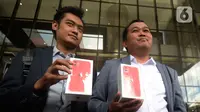 LSM MAKI menunjukkan iPhone 11 sebagai hadiah bagi yang memberikan informasi keberadaan Harun Masiku dan Nurhadi di Gedung KPK, Jakarta, Jumat (21/2/2020). Harun Masiku terkait dugaan suap penetapan anggota DPR Terpilih 2019-2024 dan Nurhadi kasus gratifikasi Rp 46 miliar. (merdeka.com/Dwi Narwoko)