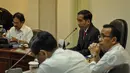 Presiden Joko Widodo  memimpin rapat terbatas di Kantor Presiden, Jakarta, Senin (6/4/2015). Rapat membahas tentang ketersediaan beras nasional (Liputan6.com/Faizal Fanani)