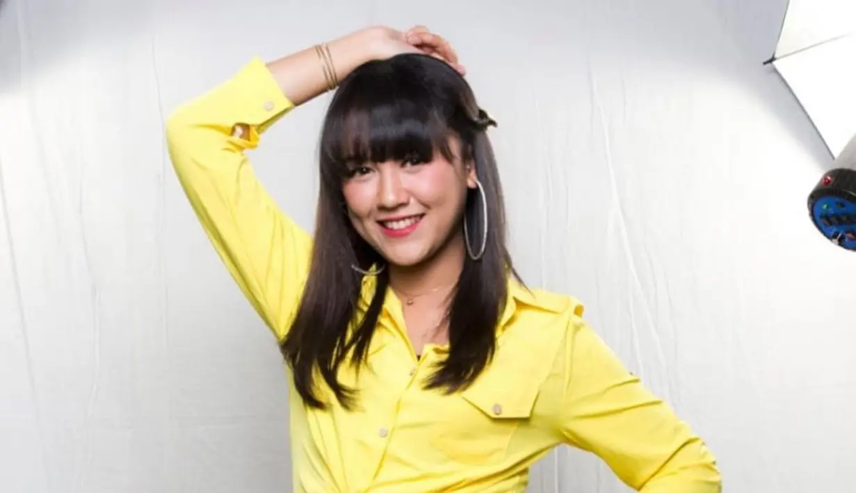 Perempuan kelahiran 10 Juli 1999 ini sangat menawan saat pakai outfit kuning. Kesan cerah dan ceria tampak terlihat dari paras Happy Asmara. Aura cantik memesona terlihat dari Happy Asmara saat mengenakan baju warna kuning. (Liputan6.com/IG/@happy_asmara77)