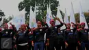 Aksi demo buruh dari Konferederasi Serikat Pekerja Indonesia di depan Mahkamah Konstitusi, Jakarta, Jumat (22/7). Buruh menolak UU Pengampunan Pajak (Tax Amnesty) karena dianggap hanya menguntungkan para pengemplang pajak. (Liputan6.com/Gempur M Surya)
