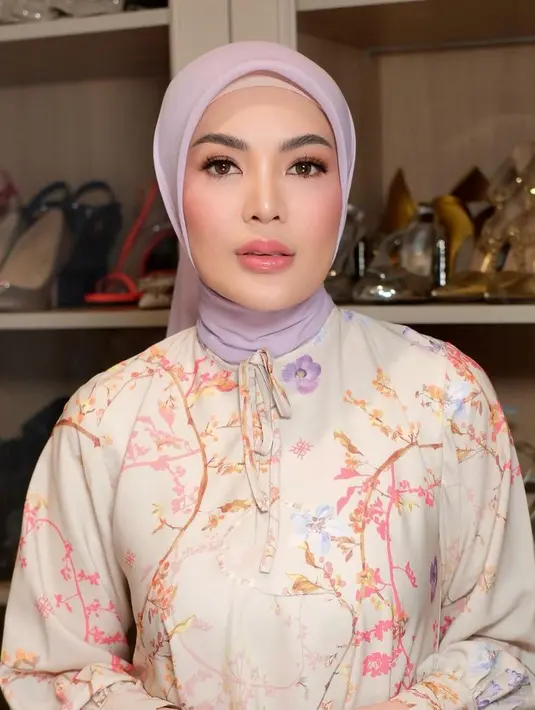 Wajahnya pun dipoles dengan makeup bernuansa pink yang fresh. Mengaplikasikan lipstik pink glossy. [@nindyayunda]