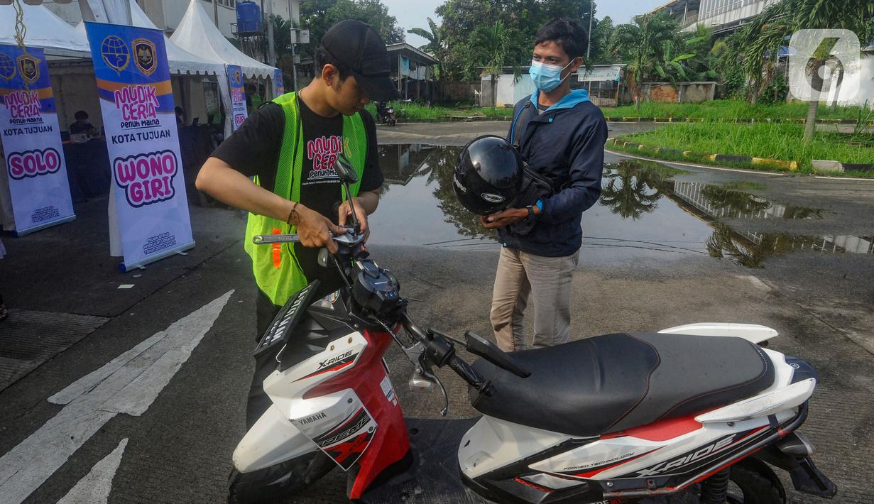 Warga saat mengantarkan motornya yang akan diberangkatkan menuju kampung halaman saat  kegiatan program mudik motor gratis Lebaran 2024 di Terminal Pondok Cabe, Tangerang Selatan, Banten, Jumat (5/4/2024). (merdeka.com/Arie Basuki)