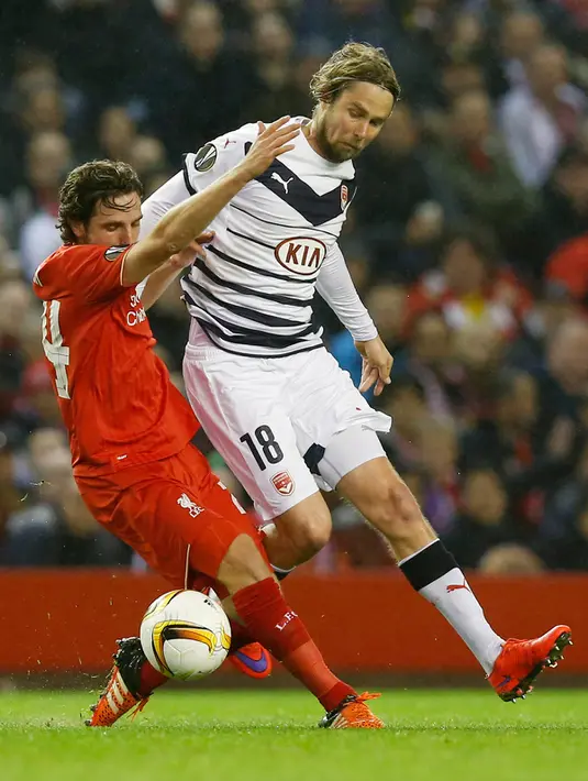 Gelandang Liverpool, Joe Allen (kiri) berebut bola dengan gelandang Bordeaux, Jaroslav Plasil pada laga Liga Europa Grup B di Stadion Anfield, Inggris (27/11). Liverpool menang atas Bordeaux dengan skor 2-1. (Reuters/Andrew Yates)