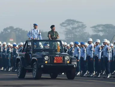 Panglima TNI Marsekal TNI Hadi Tjahjanto (kanan) memeriksa pasukan peserta upacara gelar Operasi Penegakan Ketertiban (Gaktib) dan Yustisi POM TNI Tahun 2019 di Lanud Halim Perdanakusuma, Jakarta, Jumat (8/2). (Merdeka.com/Imam Buhori)