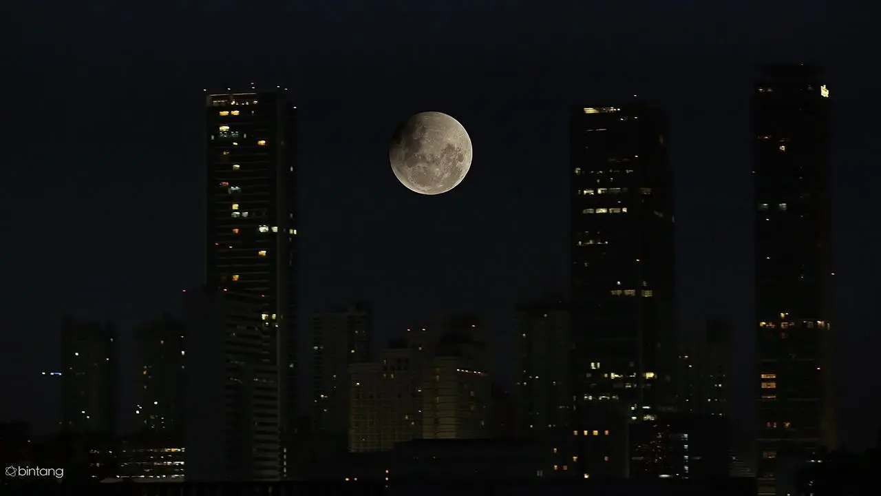 [Bintang] Netizen Ramai-ramai Pamer Foto Planet Mars yang Terlihat Saat Gerhana Bulan Terlama