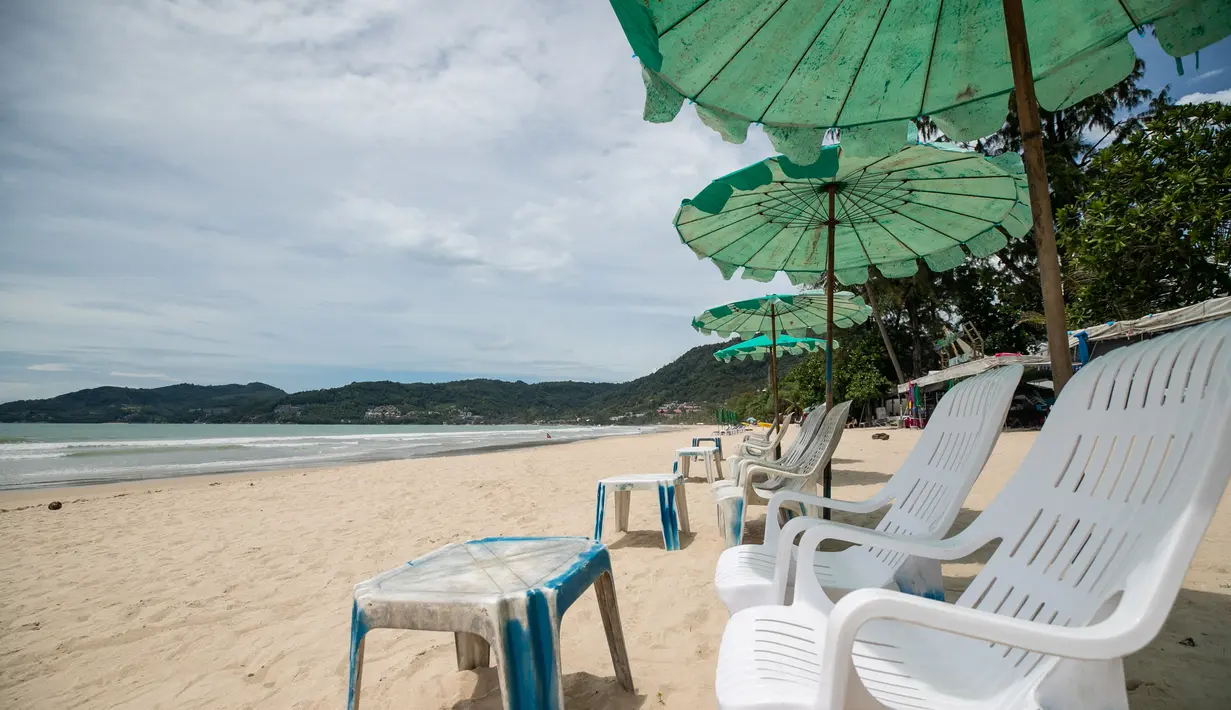 Sebuah pantai yang kosong di Phuket, Thailand (13/9/2020). Pusat Administrasi Situasi COVID-19 Thailand pada Senin (28/9) mengatakan pihaknya akan mengizinkan lebih banyak kategori warga asing masuk ke Thailand mulai Oktober mendatang dan seterusnya. (Xinhua/Zhang Keren)