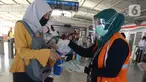 Petugas gabungan membagikan masker kepada calon penumpang  KRL jurusan Jakarta- Bogor di stasiun Tebet, Jakarta, Kamis (27/8/2020). Kegiatan tersebut merupakan rangkaian dari kampanye menggunakan masker di era Adaptasi Kebiasaan Baru untuk menghindari penularan COVID-19. (merdeka.com/Imam Buhori)
