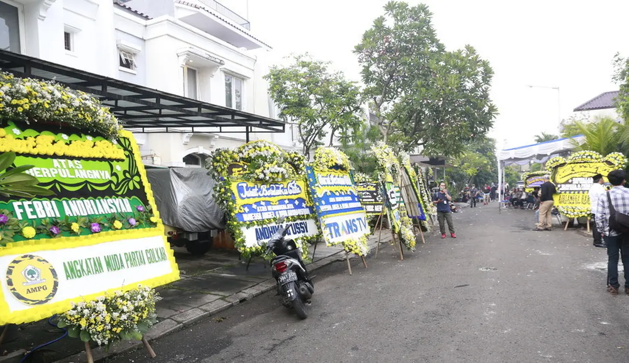 Sementara di luar rumah, tampak banyak sekali karangan bunga sebagai ucapan duka. (Kapanlagi.com/M. Akrom Sukarya)