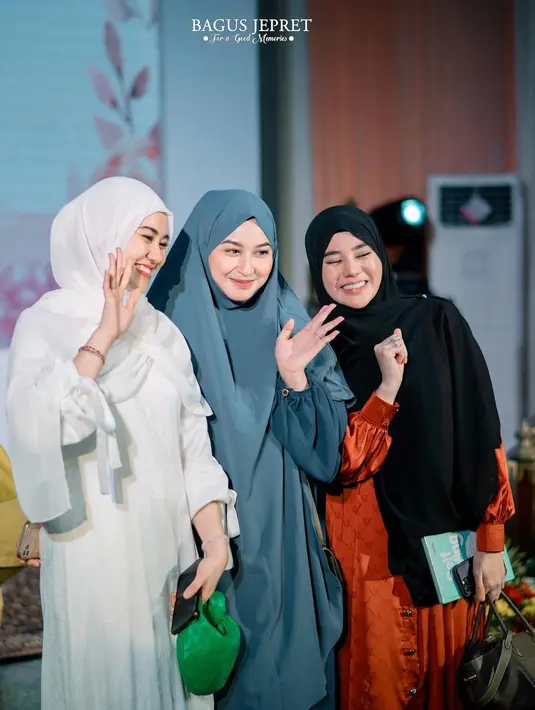 "Masya Allah cantiknya sayang aku," tulis penyanyi Rossa. "Mashaa ALLAH TABARAKALLAH.." puji sang ibu Reza Artamevia. "Maa sya Allah Onty cantik banget," tulis iniristamorita. Dan masih banyak lagi yang memujinya. [Instagram/aaliyah.massaid]