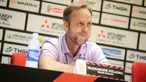 Timnas Thailand yang akan menghadapi tuan rumah Timnas Indonesia dalam laga matchday ketiga Grup A Piala AFF 2022 di Stadion Utama Gelora Bung Karno (SUGBK), Kamis (29/12/2022) ternyata telah memahami betul kekuatan pasukan Shin Tae-yong. Dalam konferensi pers yang digelar Rabu (28/12/2022), pelatih Tim Gajah Perang, Alexandre Polking menyebut ada 4 pemain yang patut diwaspadai di kubu Timnas Garuda dalam laga yang bisa saja menjadi penentu siapa yang berhak menyandang status juara grup untuk lolos terlebih dahulu ke semifinal. (Bola.com/Bagaskara Lazuardi)