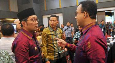 Gubernur DKI Jakarta Anis Baswedan (kanan) berbincang dengan Gubernur Jawa Barat Ridwan Kamil (tengah) Foto: ANTARA