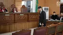 Musikus Ahmad Dhani bersiap menjalani sidang kasus ujaran kebencian  di PN Jakarta Selatan, Senin (23/4). Sidang lanjutan kali ini adalah pembacaan eksepsi atau nota keberatan atas dakwaan Jaksa Penuntut Umum (JPU). (Liputan6.com/Faizal Fanani)