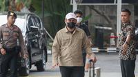 Bupati Kolaka Timur, Sulawesi Tenggara, Abdul Azis saat tiba di gedung Merah Putih Komisi Pemberantasan Korupsi (KPK), Jakarta, Jumat (8/8/2025). (Merdeka.com/Arie Basuki)