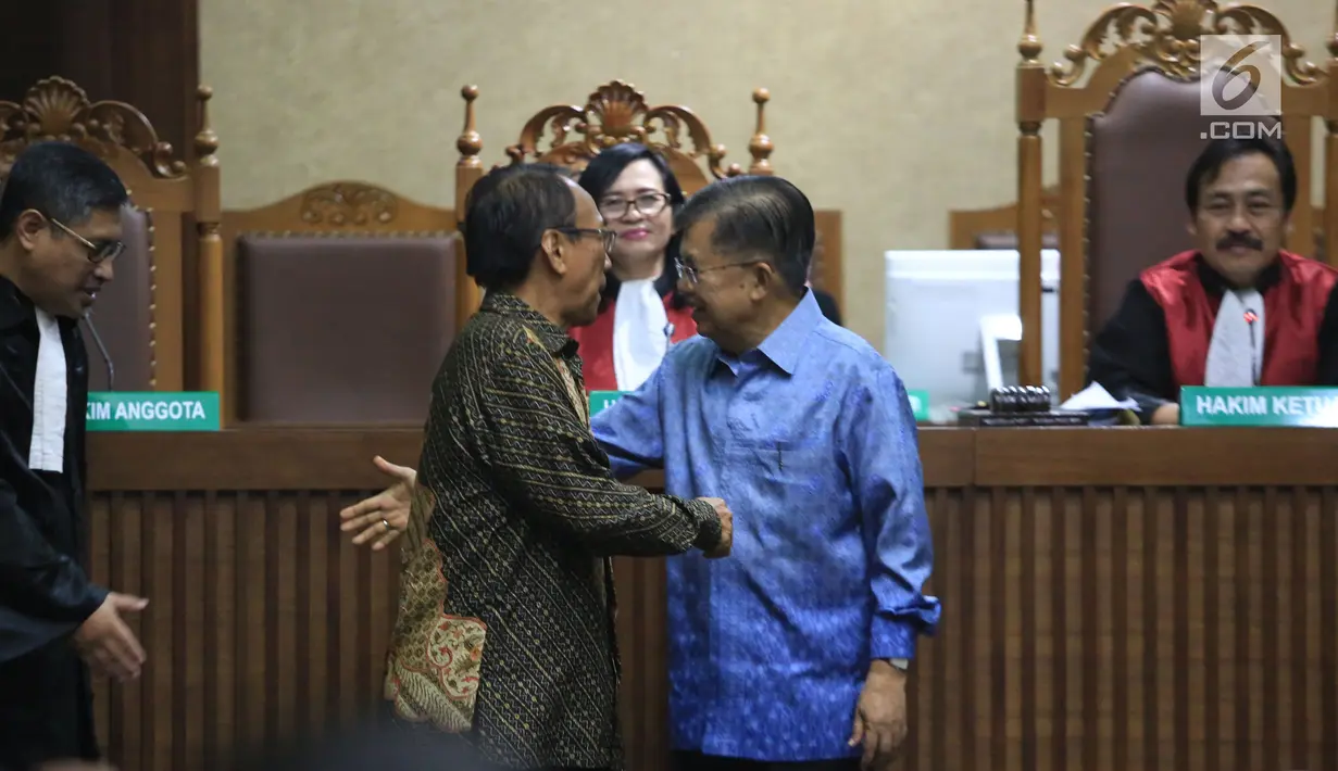 Wakil Presiden, Jusuf Kalla (kedua kanan) usai menjadi saksi yang meringankan pada sidang lanjutan pengajuan PK atas putusan kasasi kasus DOM dengan pemohon Jero Wacik di Pengadilan Tipikor, Jakarta, Senin (13/8). (Liputan6.com/HO)