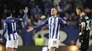 Pemain Porto Toni Martinez (tengah) merayakan dengan rekan setimnya Pepe dilihat pemain Lazio Mattia Zaccagni setelah mencetak gol ke gawang Lazio pada pertandingan Liga Europa di Stadion Dragao, Porto, Portugal, 17 Februari 2022. Porto menang 2-1. (AP Photo/Luis Vieira)