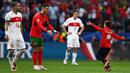 Laga Euro 2024 Grup F antara Turki dan Portugal terganggu oleh ulah sejumlah suporter yang masuk ke lapangan. (PATRICIA DE MELO MOREIRA/AFP)