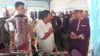Wakil Bupati Garut Helmi Budiman saat mengunjung stand kerajinan kulit pameran Mini Expo KIM  (Liputan6.com/Jayadi Supriadin)