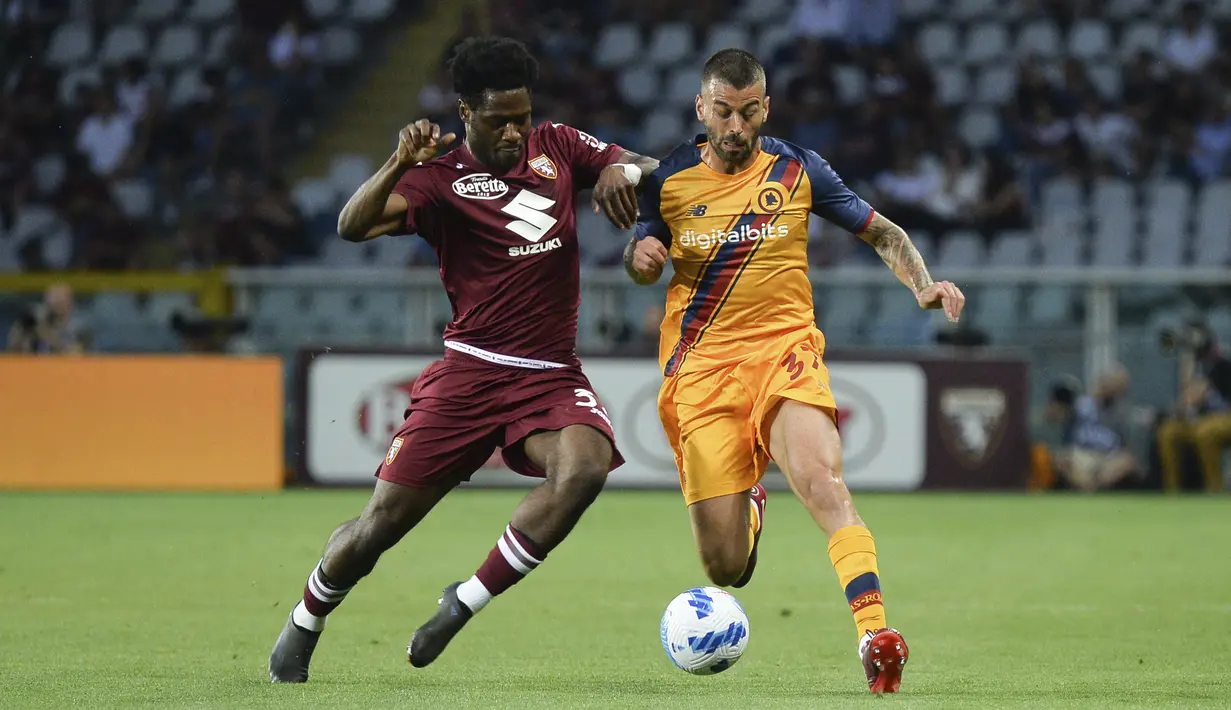 <p>Bek AS Roma, Leonardo Spinazzola berebut bola dengan bek Torino, Ola Aina pada pertandingan lanjutan Liga Serie A Italia di Stadion Olimpiade di Turin, Italia, Sabtu (21/5/2022). Dengan kemenangan ini, Roma memastikan finis di urutan keenam klasemen akhir sekaligus menyegel tempat di Liga Europa musim depan. (Spada/LaPresse via AP)</p>