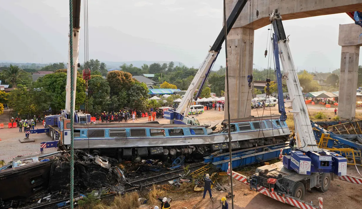 Insiden ini terjadi di tengah pembangunan jalur Kereta Cepat Bangkok–Nong Khai yang melintas di atas lokasi kejadian. Tampak dalam foto, pemandangan setelah sebuah crane atau derek konstruksi jatuh ke kereta penumpang di provinsi Nakhon Ratchasima, Thailand, Rabu 14 Januari 2026. (AP Photo/Sakchai Lalit)