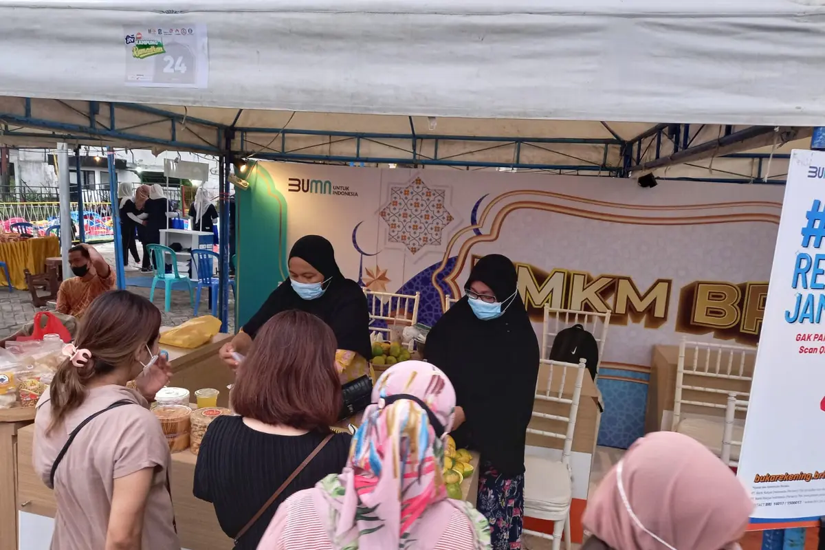Choirul Mahpuduah (53 tahun), sukses membangun komunitas usaha “Kampung Kue” di Surabaya, Jawa Timur.