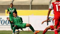 Pemain Persebaya United, Evan Dimas terjatuh saat mengejar bola pada laga Piala Presiden melawan Martapura FC di Stadion Si Jalak Harupat, Bandung, Rabu (2/9/2015). Pertandingan berakhir imbang 0-0.(Bola.com/Peksi Cahyo)