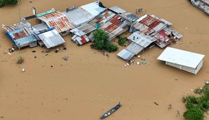 Foto udara menunjukkan seorang warga mengayuh perahunya di air banjir yang melanda rumah-rumah terendam di Kota Tuguegarao, Provinsi Cagayan, di utara Manila pada 10 November 2025, setelah sungai meluap akibat hujan deras yang disebabkan oleh Topan Super Fung-wong. Beberapa hari usai terjangan Topan Kalmaegi yang menewaskan lebih dari 200 orang di Filipina, negara itu kembali diterjang badai lain yang lebih kuat. (John DIMAIN/AFP)