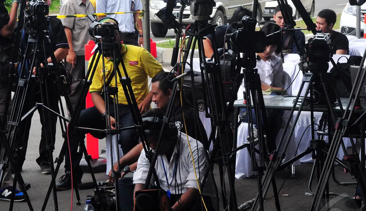Pihak Bandara Juanda mengimbau awak media untuk tidak masuk ke dalam posko dan mewawancarai keluarga penumpang pesawat AirAsia QZ8501, Surabaya, Senin (29/12/2014). (Liputan6.com/Johan Tallo)