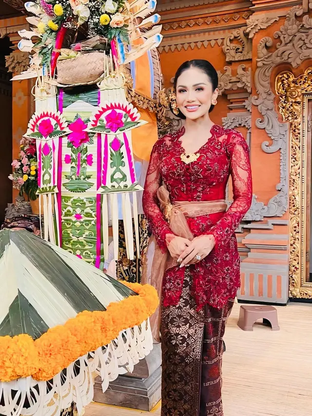Potret Krisdayanti Pakai Kebaya Bali Warna Merah