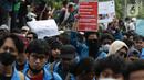 Aliansi Mahasiswa dari berbagai universitas melakukan aksi jalan kaki menuju Gedung MPR/DPR/DPD untuk menyuarakan aspirasi, Senin (11/4/2022). Dalam aksinya, mereka menuntut penurunan harga bahan pangan, menolak isu perpanjangan masa jabatan Presiden. (Liputan6.com/Helmi Fithriansyah)