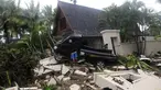 Mobil bak terbuka terseret pasca gelombang Tsunami Anyer di Tanjung Lesung Beach Resort, Pandeglang, Banten (23/12). BNPB mencatat hingga Minggu, pukul 16.00 WIB 222 orang meninggal dunia, 843 luka-luka dan 28 orang hilang. (merdeka.com/Arie Basuki)